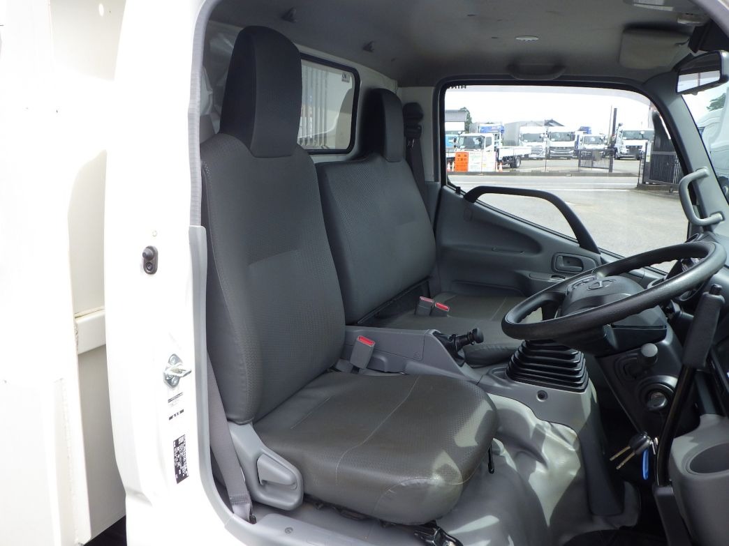 乗車定員は3名です|日野 デュトロ 2DG-XZU675T(4WD)の写真6