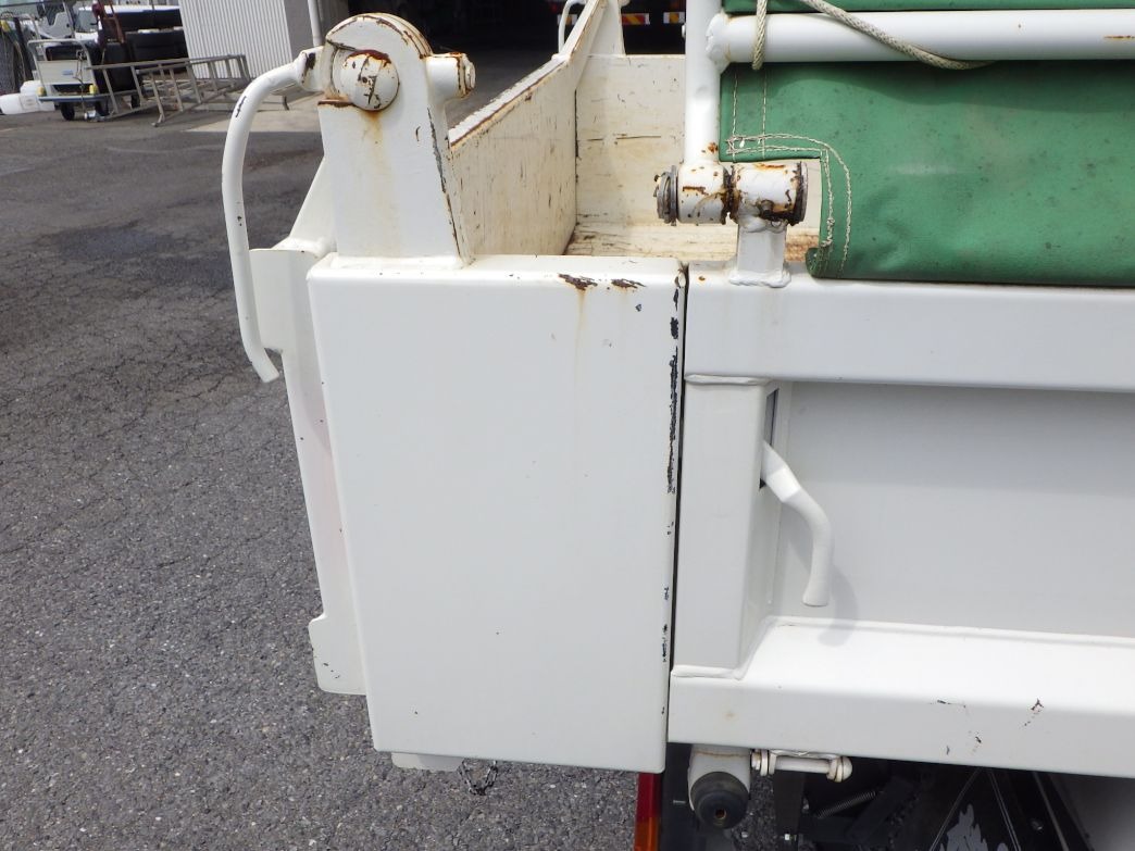 ボディー後方の両サイドにキズ・サビがあります。|日野 デュトロ 2DG-XZU675T(4WD)の写真25