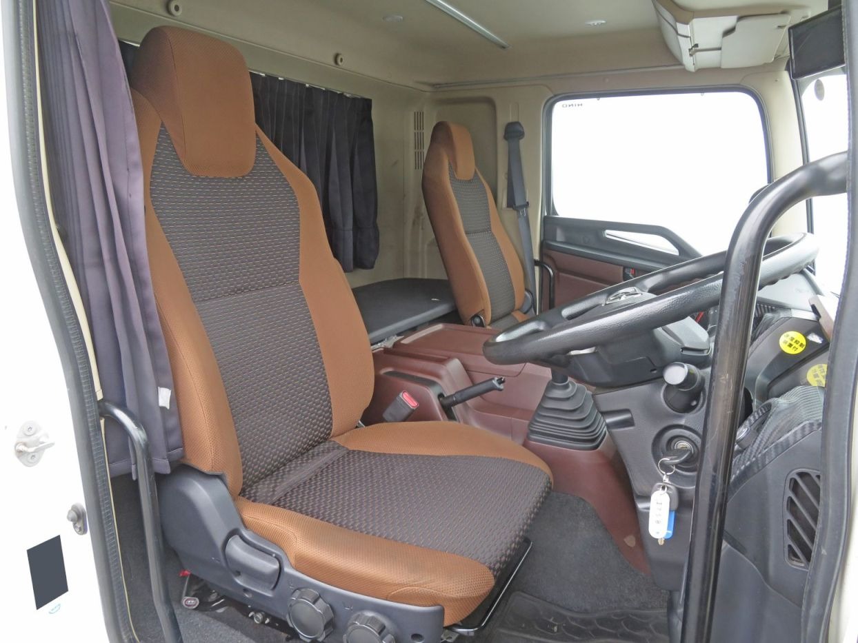 運転席座面にヘタリ・破れ・ガタがあります。|日野 レンジャー 2KG-GK2ABAの写真6