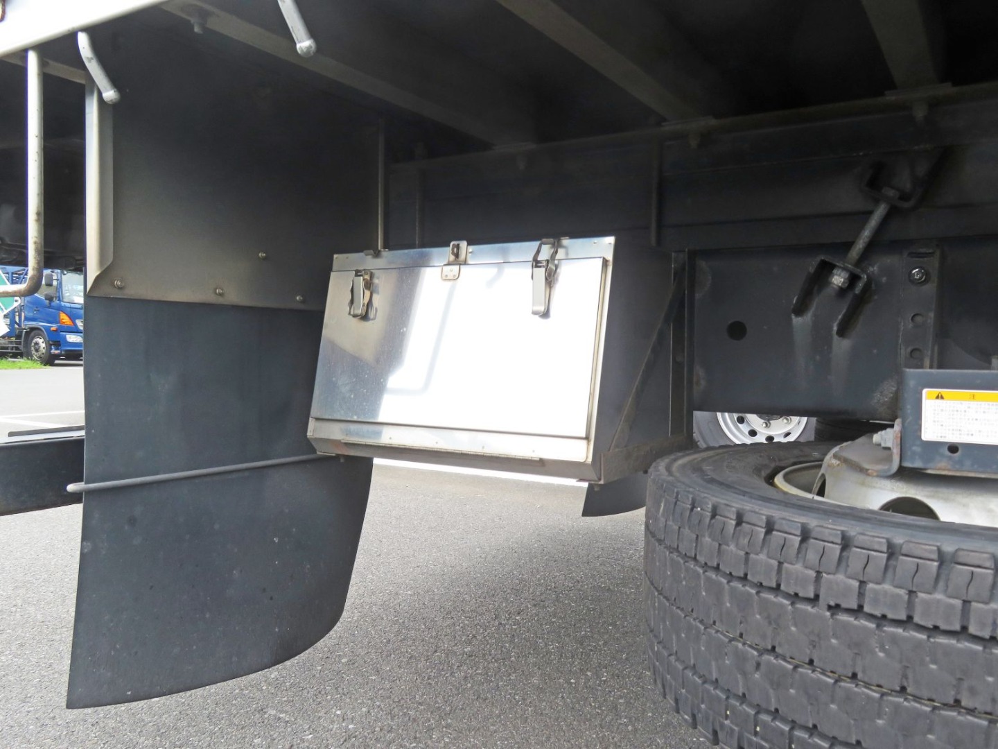 運転席側後方に工具箱が付いています。(ステンレス製)|日野 レンジャー 2KG-GK2ABAの写真15