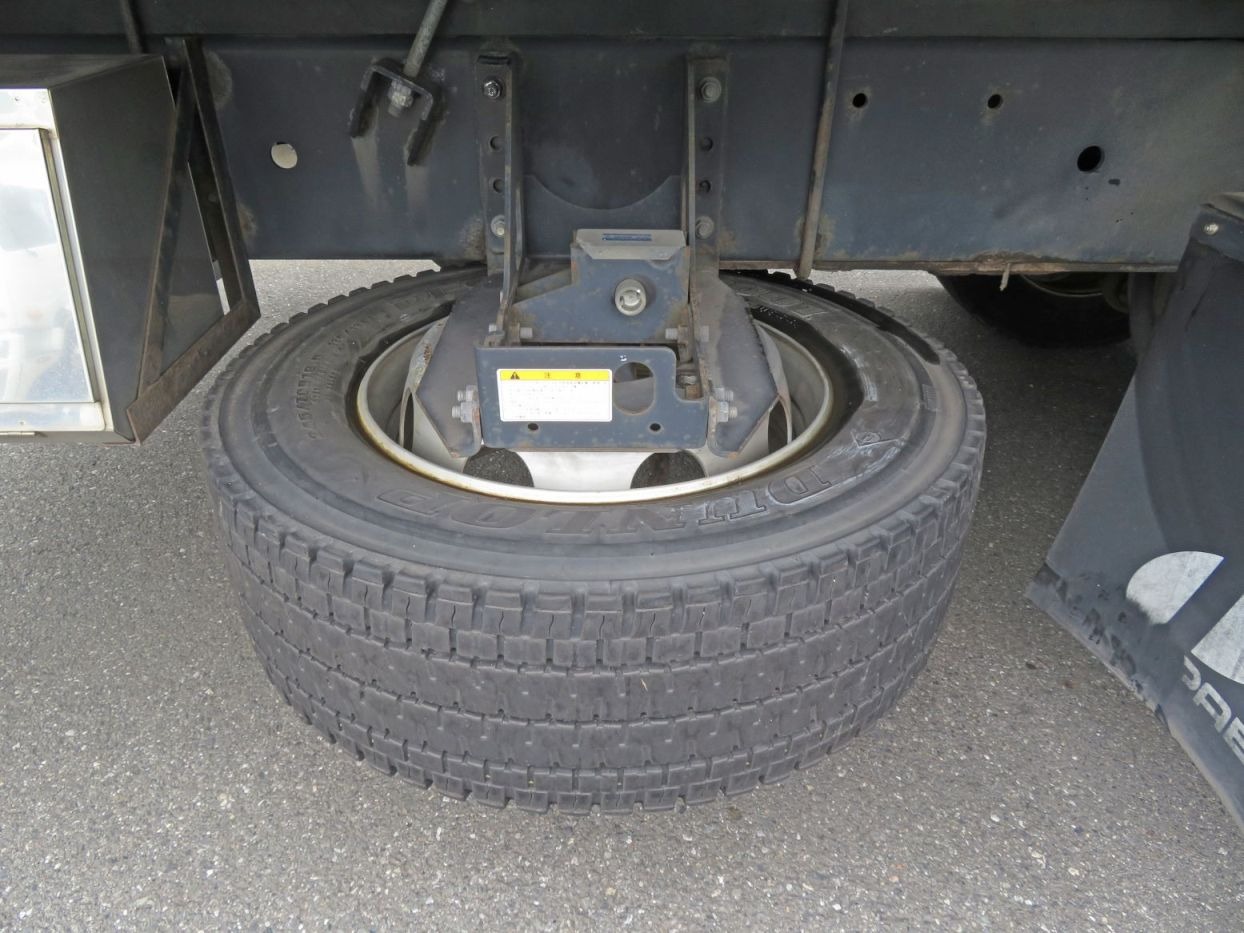 スペアタイヤ付きです。(運転席側)|日野 レンジャー 2KG-GK2ABAの写真16