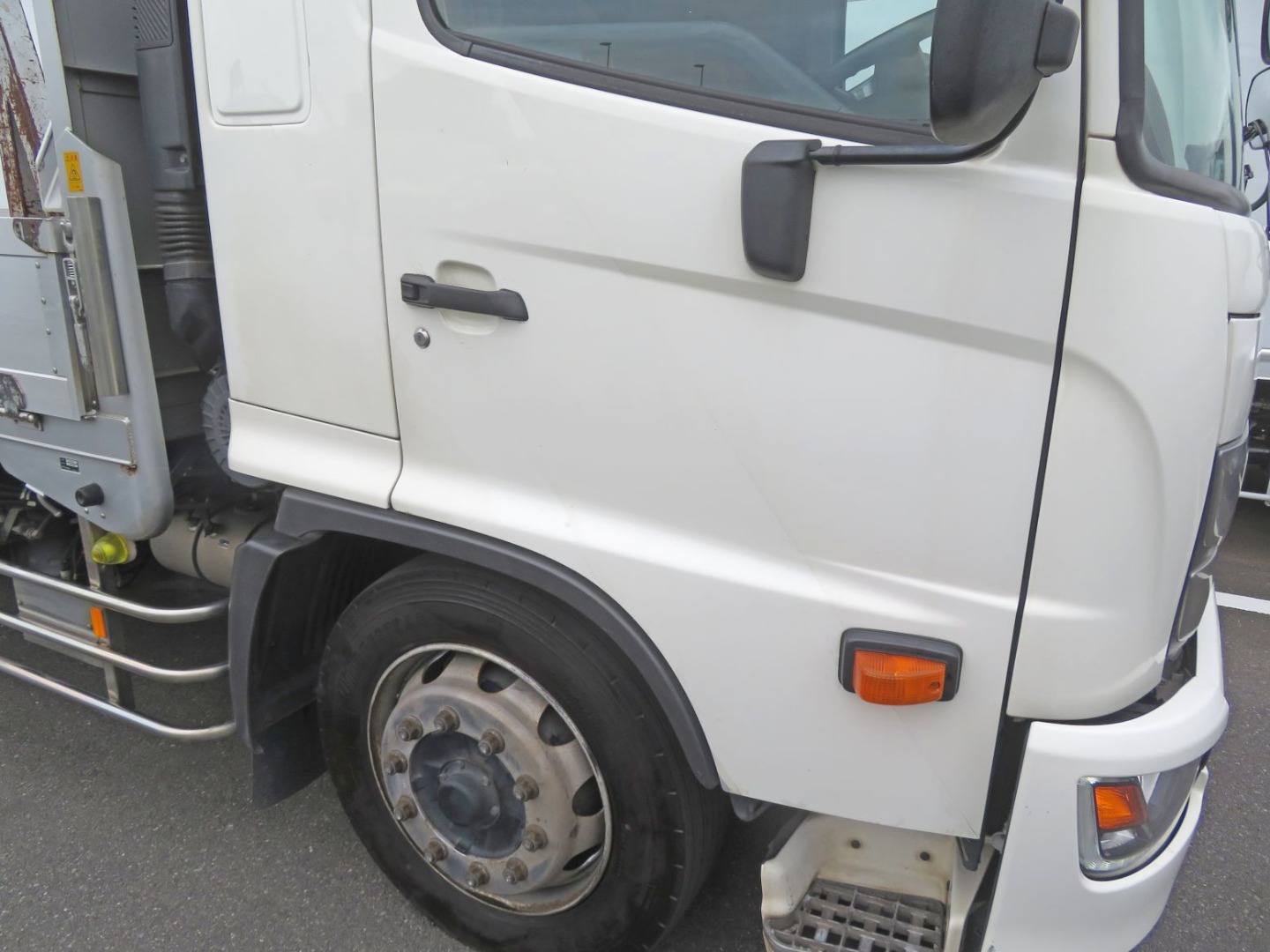 運転席ドア及びクォーターパネルにラインはがし跡・細かいキズ・スレがあります。(助手席側も同様です)|日野 レンジャー 2KG-GK2ABAの写真24