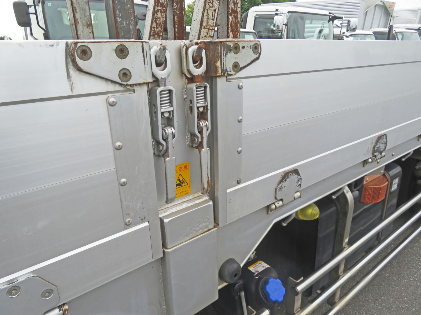 助手席側中柱周りにサビ・キズ・塗装の剥がれがあります。(運転席側も同様です)|日野 レンジャー 2KG-GK2ABAの写真38