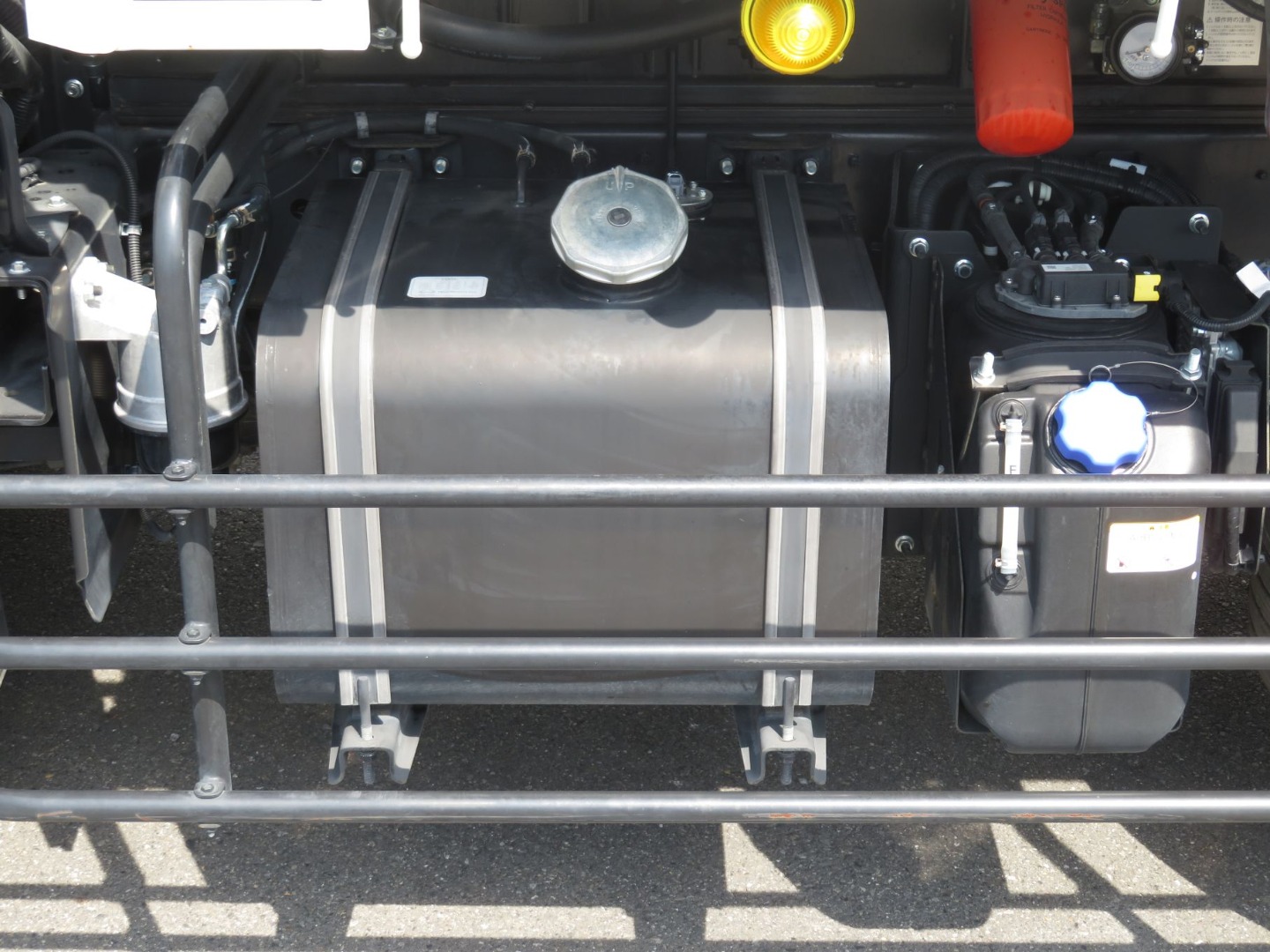 燃料タンクは100Lです。|日野 レンジャー 2PG-FJ2ACAの写真20
