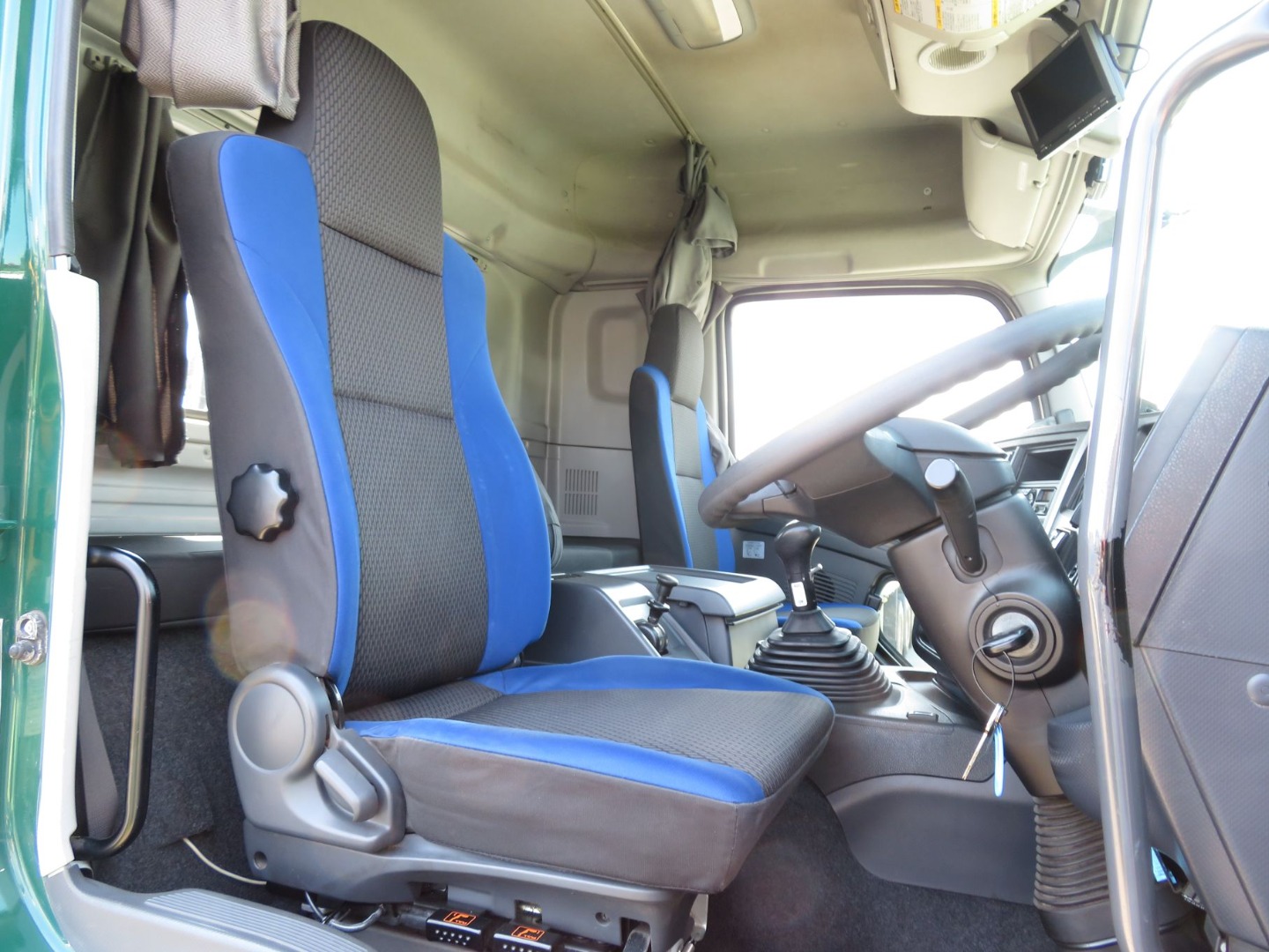 運転席座面にヘタリがあります。|いすゞ ギガ 2DG-EXZ52CKの写真6