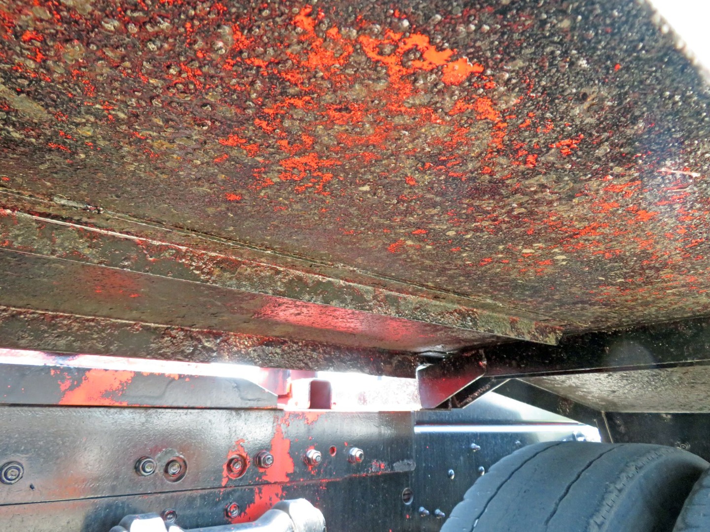 助手席側リアフェンダー内側各所にサビがあります。(運転席側も同様です)|いすゞ ギガ 2DG-EXZ52CKの写真20