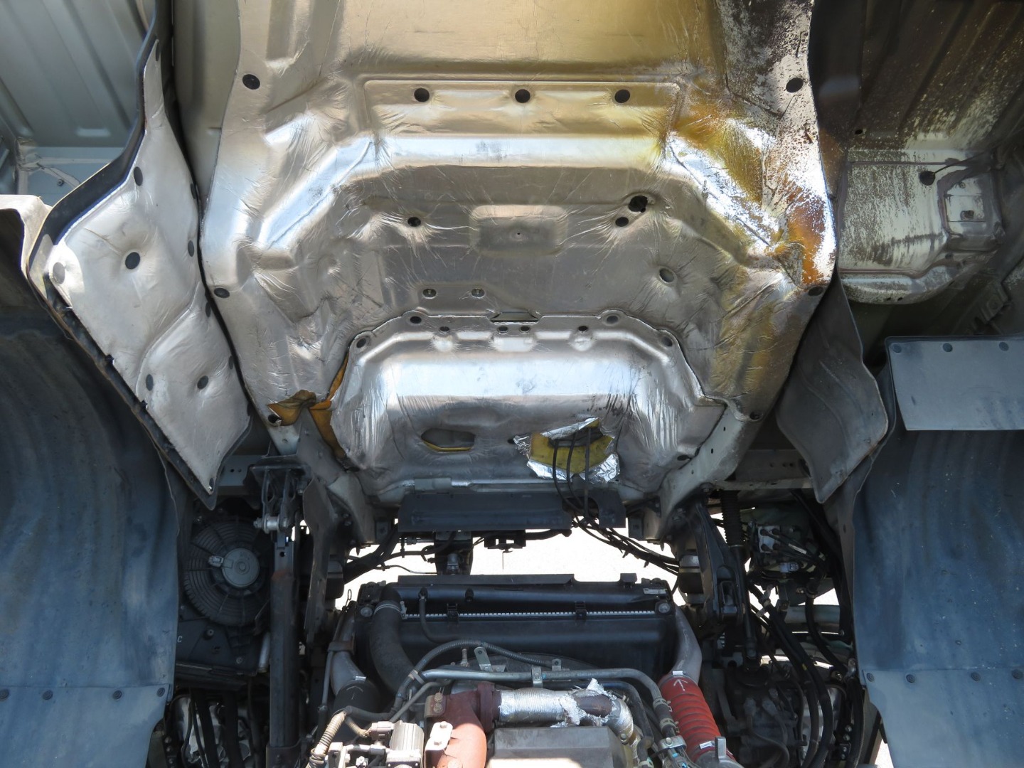 キャブ底面の状態です。|いすゞ ギガ 2DG-EXZ52CKの写真34