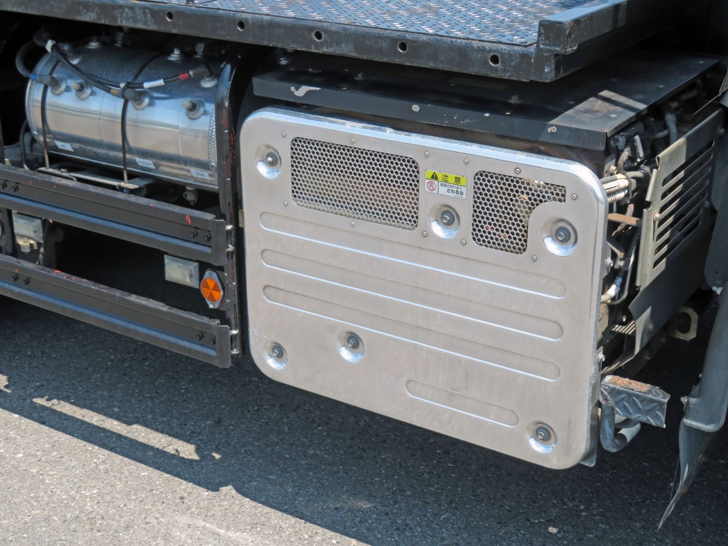 マフラーカバーはステンレス製です。|いすゞ ギガ 2DG-EXZ52CKの写真35