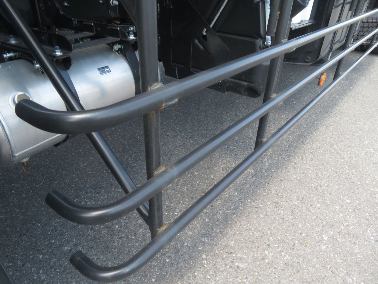 サイドバンパー各所に軽い置きサビがあります。|日野 プロフィア 2DG-FS1AHEの写真19