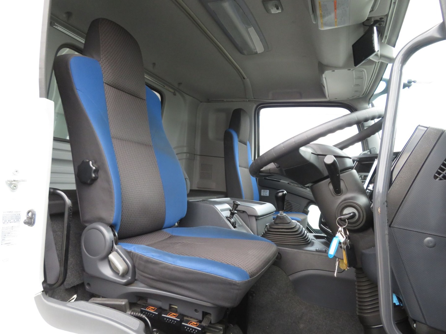 運転席座面にヘタリ・破れがあります。|いすゞ ギガ 2PG-CYJ77Cの写真6