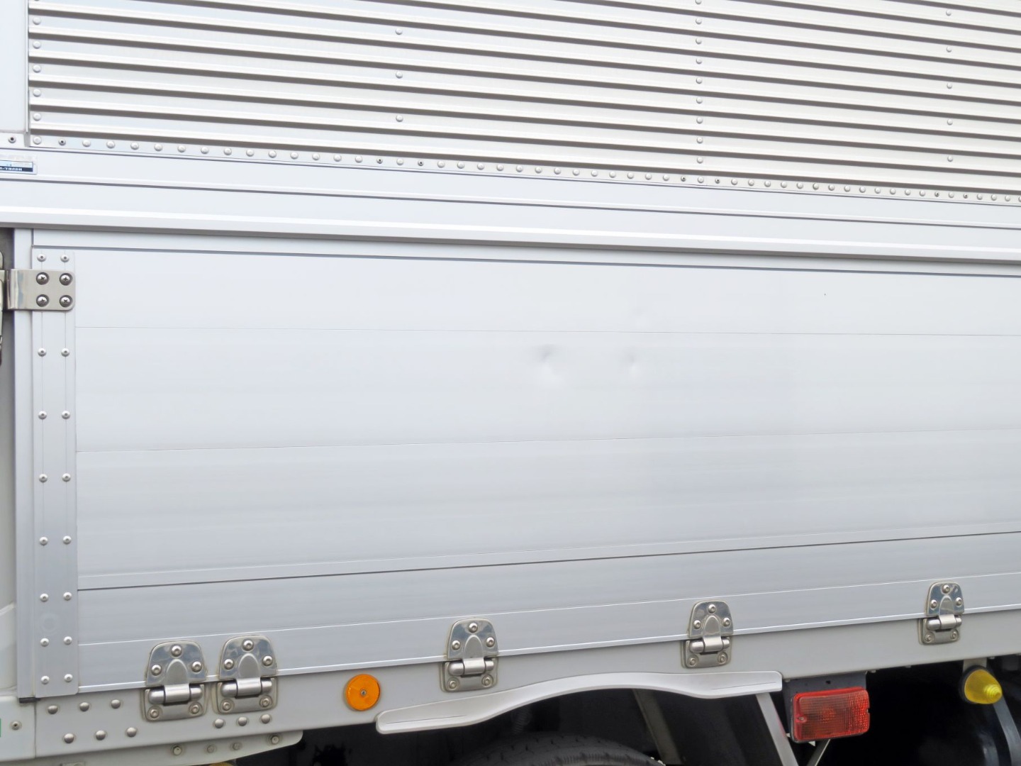 助手席側あおり前側にヘコミがあります。（運転席側も同様です。）|いすゞ ギガ 2PG-CYJ77Cの写真18