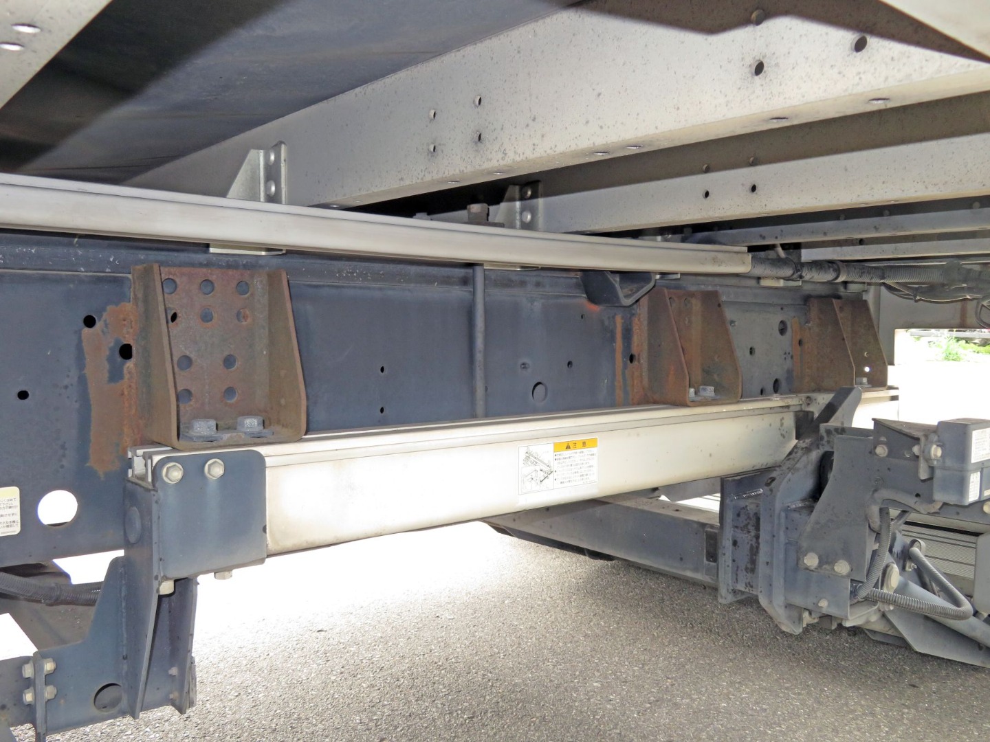 ゲートレールの締結部にサビがあります。|いすゞ ギガ 2PG-CYJ77Cの写真21
