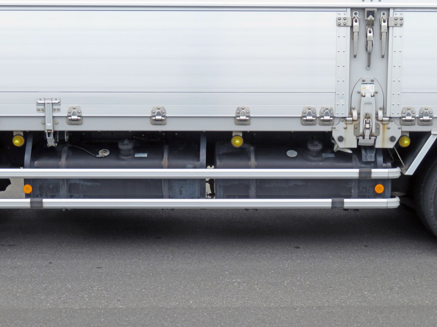 燃料タンクは300Lが2つ付いています。|いすゞ ギガ 2PG-CYJ77Cの写真22