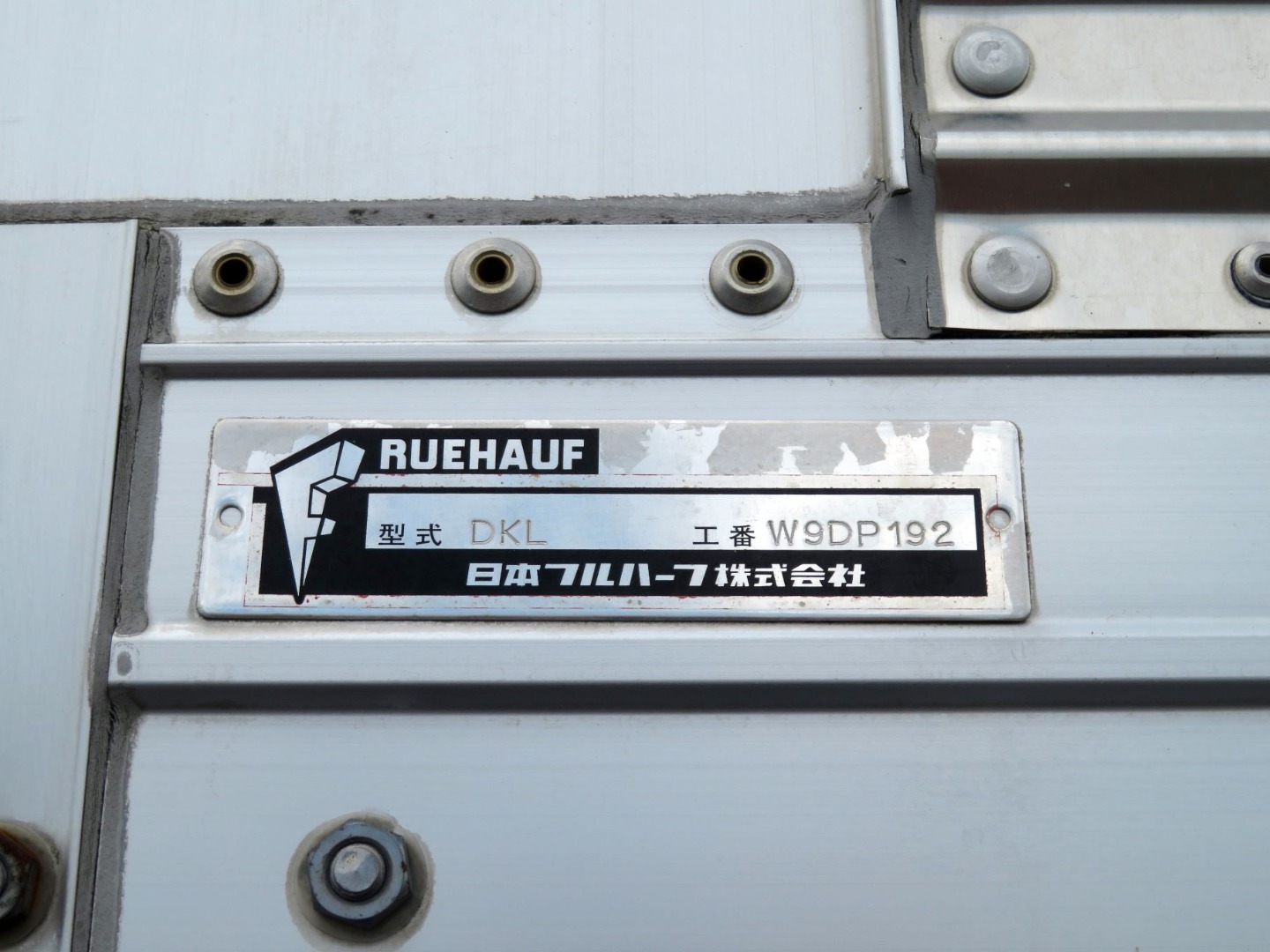 ウイングのプレートです。|いすゞ ギガ 2PG-CYJ77Cの写真31
