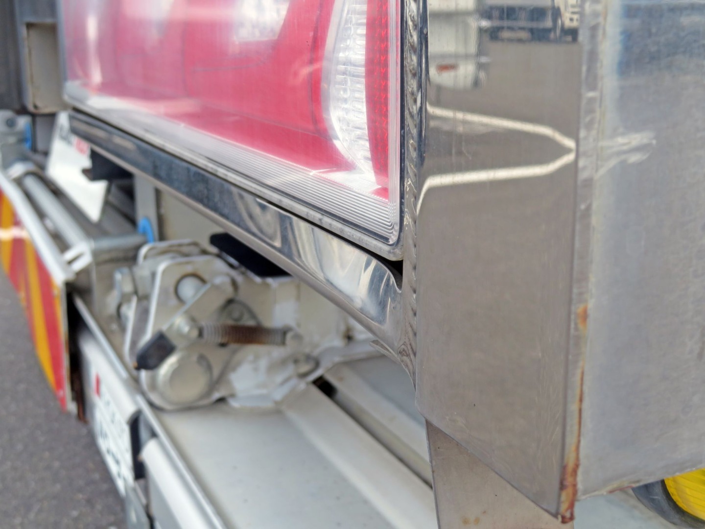 運転席側テールランプ付近にヘコミがあります。|いすゞ ギガ 2PG-CYJ77Cの写真46