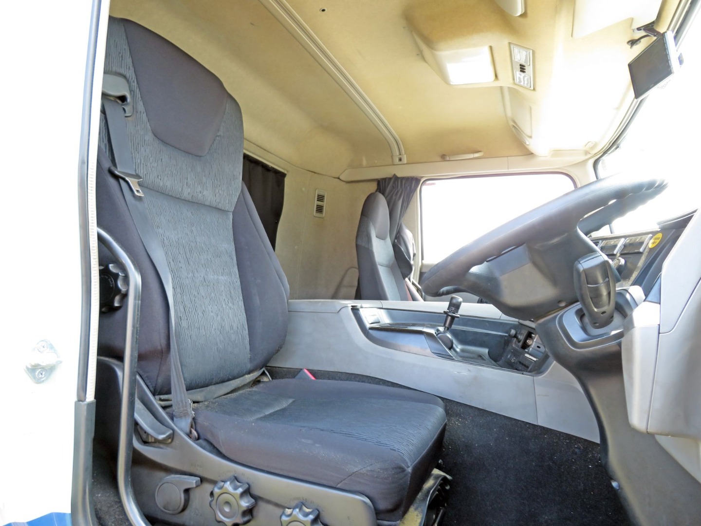 運転席座面にヘタリ・破れがあります。|三菱 スーパーグレート 2PG-FS74HZの写真6