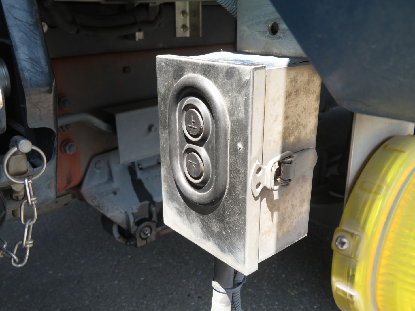 ウイングの開閉スイッチが前側にも付いています。|三菱 スーパーグレート 2PG-FS74HZの写真11