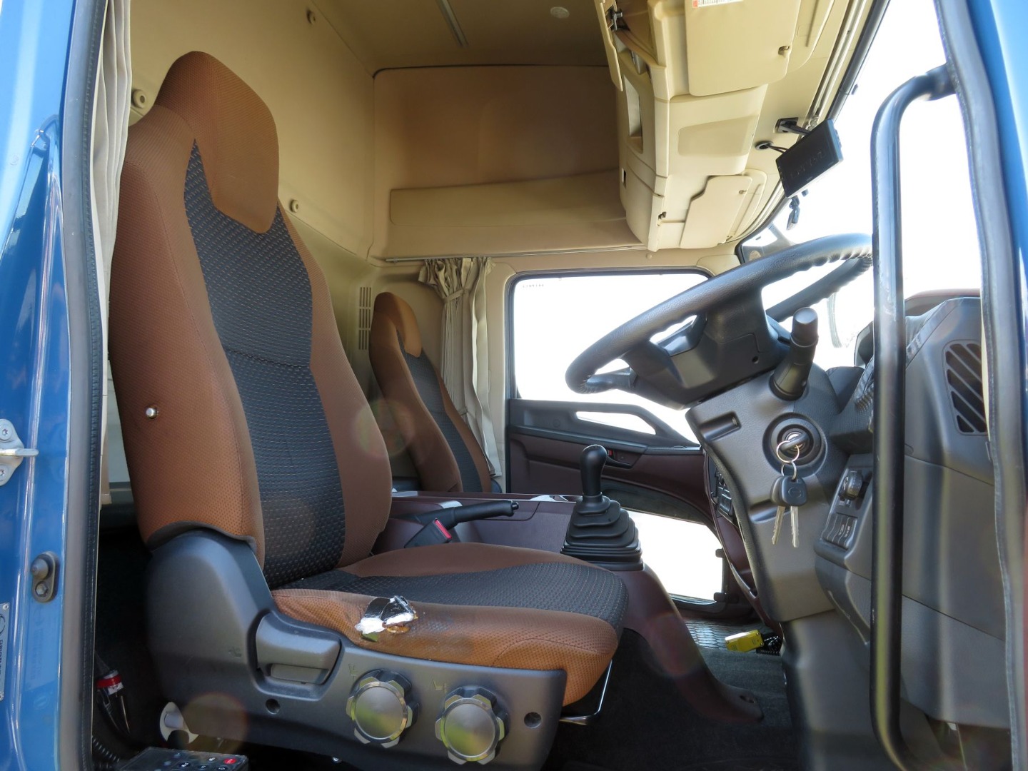 ハイルーフキャビンです。(運転席座面にヘタリ・破れがあります)|日野 レンジャー 2KG-FD2ABG(2WD)の写真6