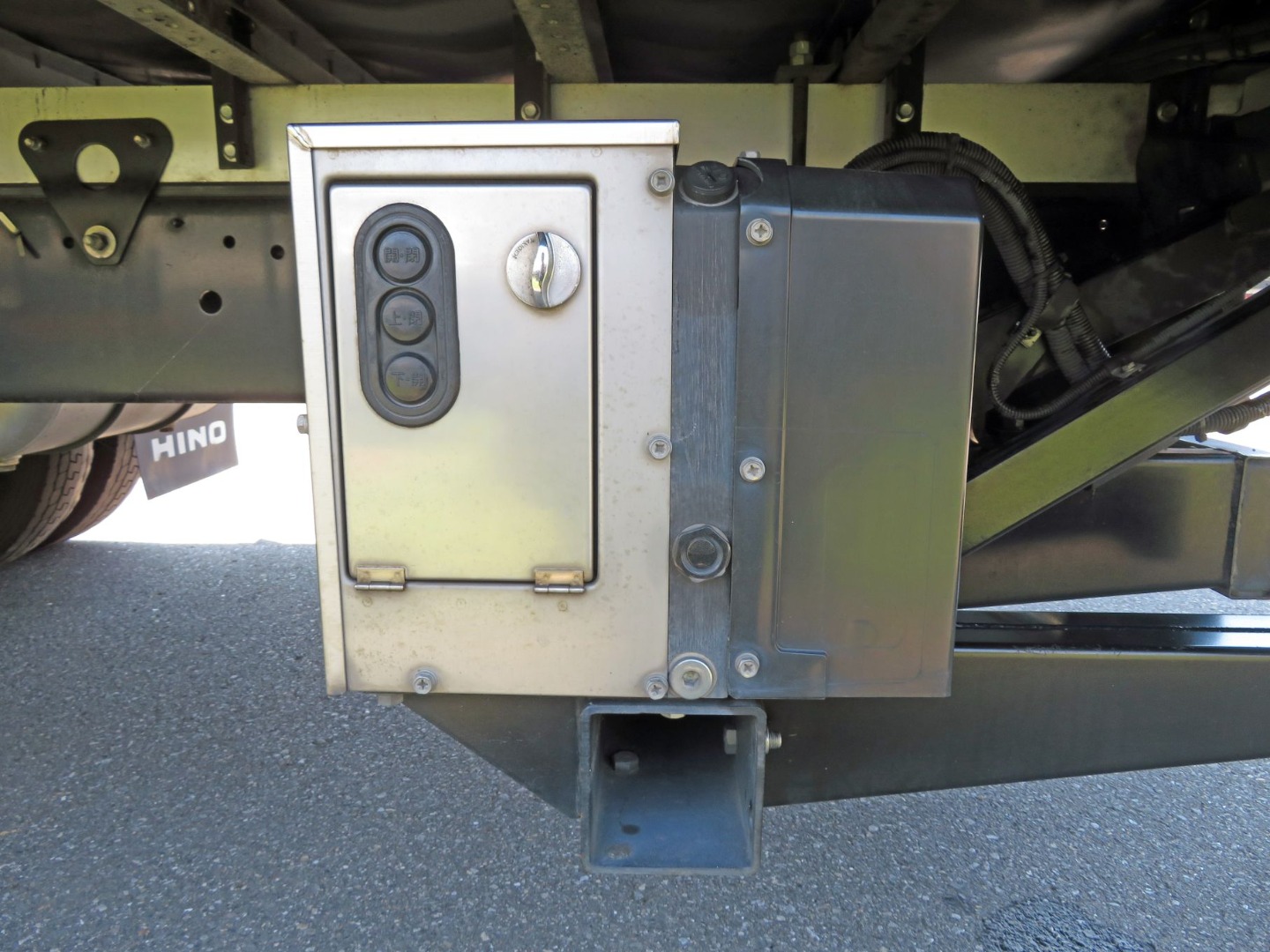 ゲートの操作スイッチです。|日野 レンジャー 2KG-FD2ABG(2WD)の写真12