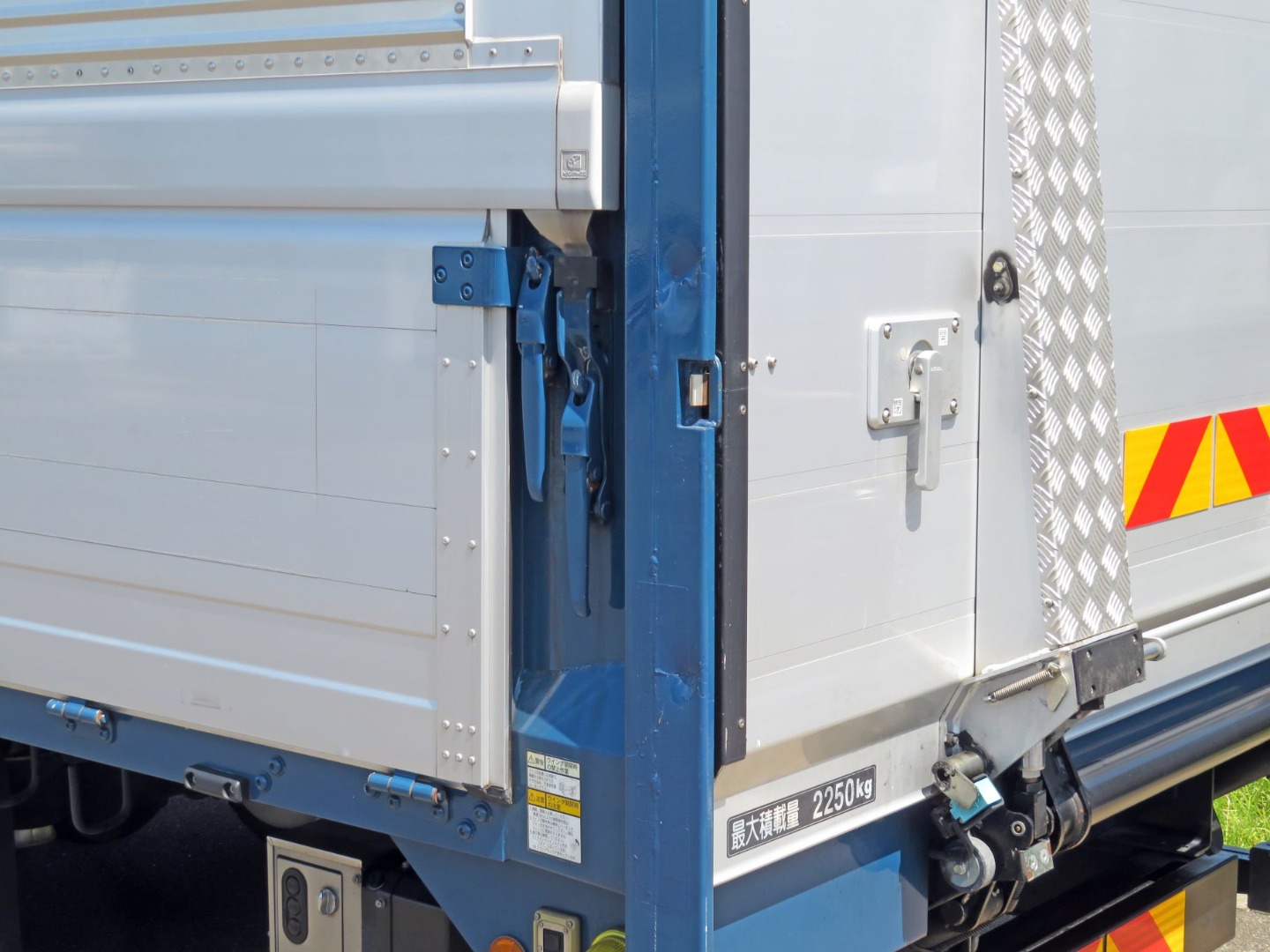 門口側面にヘコミがあります。|日野 レンジャー 2KG-FD2ABG(2WD)の写真21