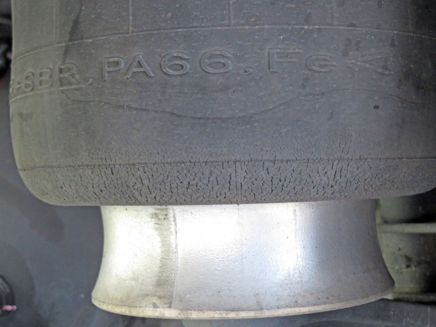 エアサスのベローズにヒビが入っています。|日野 レンジャー 2KG-FD2ABG(2WD)の写真22