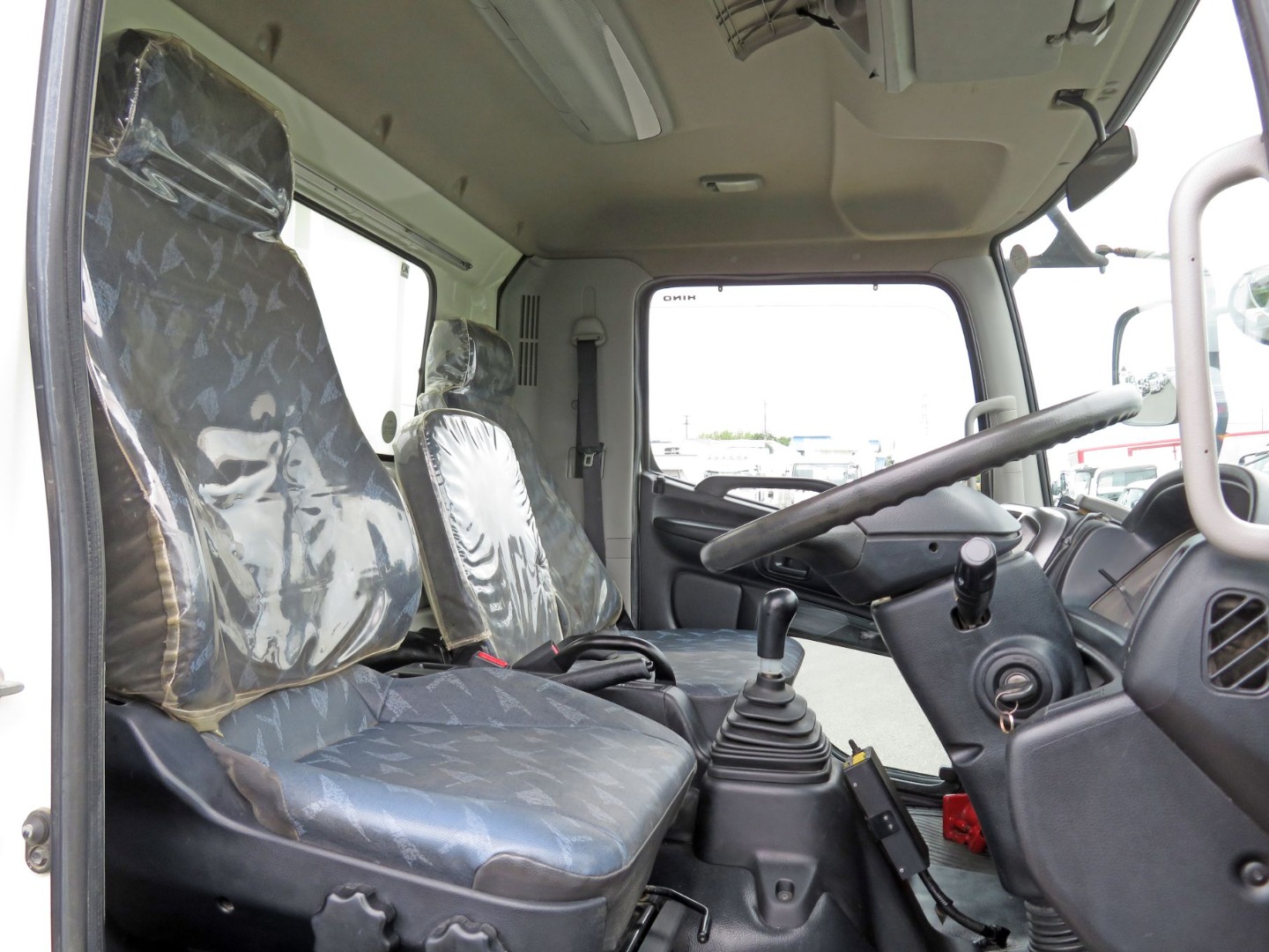 乗車定員は3名です。(運転座面にヘタリ・たばこの焦げ跡があります)|日野 レンジャー TKG-FC9JCAP(2WD)の写真6