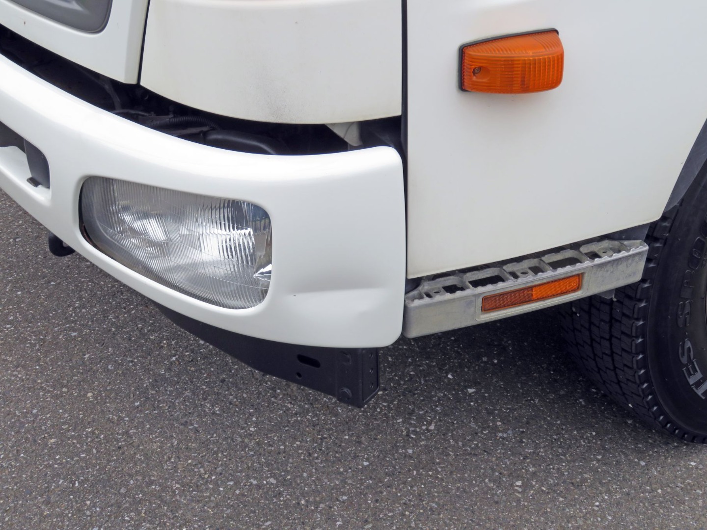 フロントバンパー助手席側にヘコミがあります。|日野 レンジャー TKG-FC9JCAP(2WD)の写真13