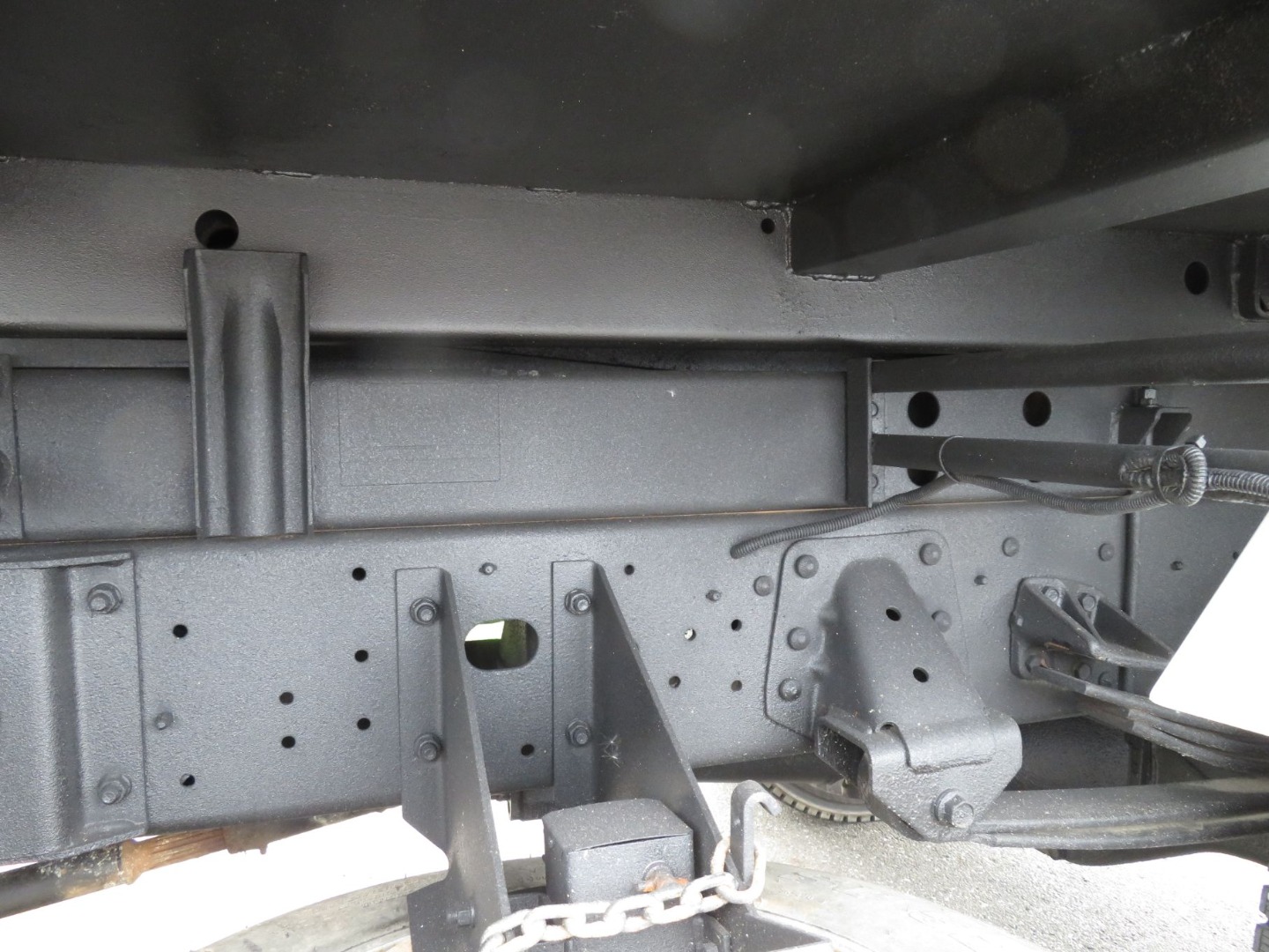 シャーシ全面仕上げられています。|日野 レンジャー TKG-FC9JCAP(2WD)の写真19