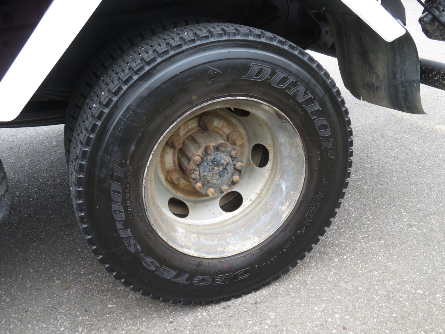 助手席側リアホイールにサビがあります。|日野 レンジャー TKG-FC9JCAP(2WD)の写真21