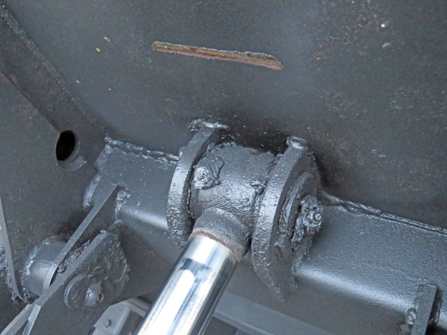 ダンプホイスト突き上げ部が修理されています。|日野 レンジャー TKG-FC9JCAP(2WD)の写真22