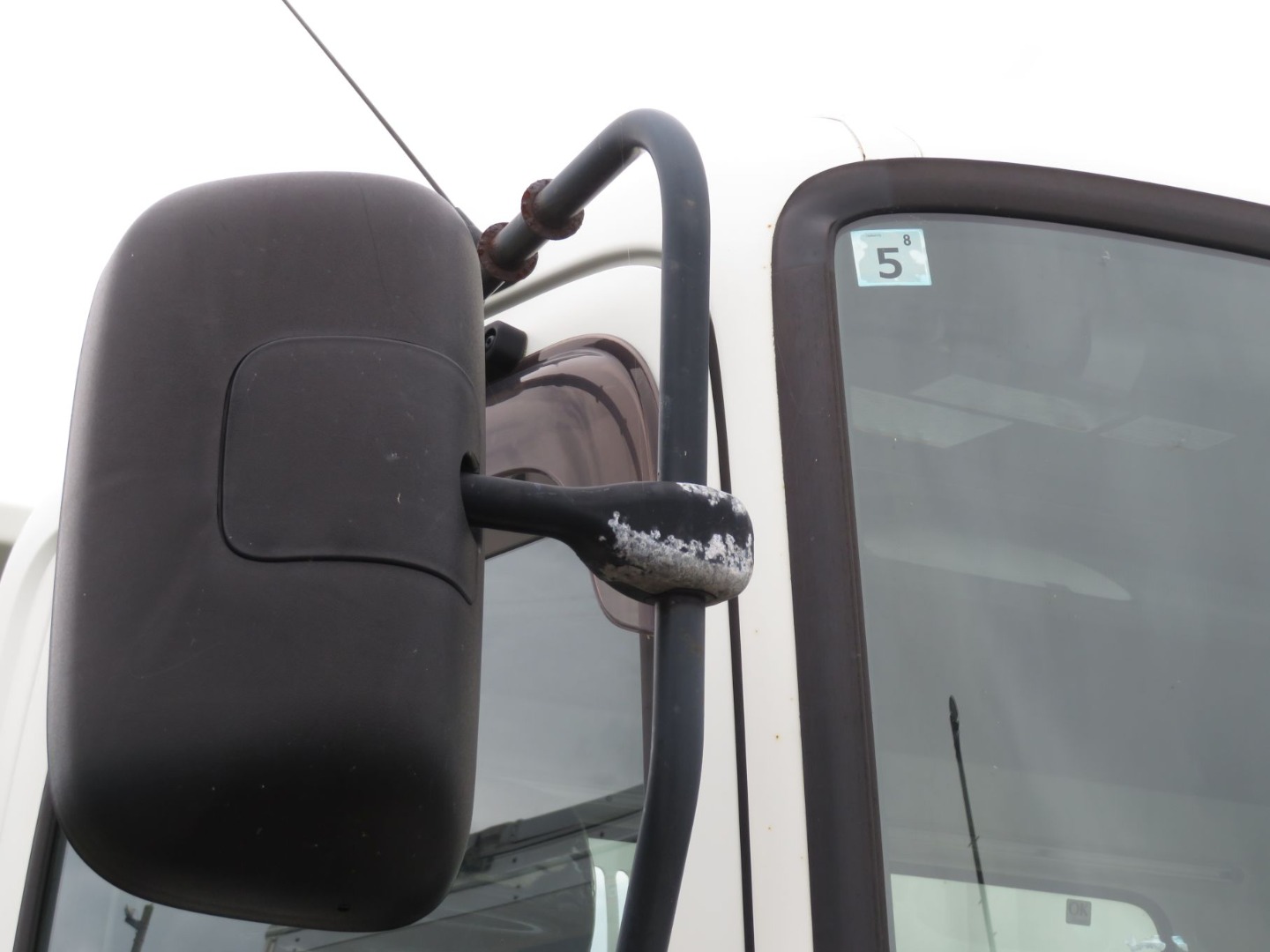 運転席側サイドミラー本体取り付け部に腐食があります。|日野 レンジャー TKG-FC9JCAP(2WD)の写真33