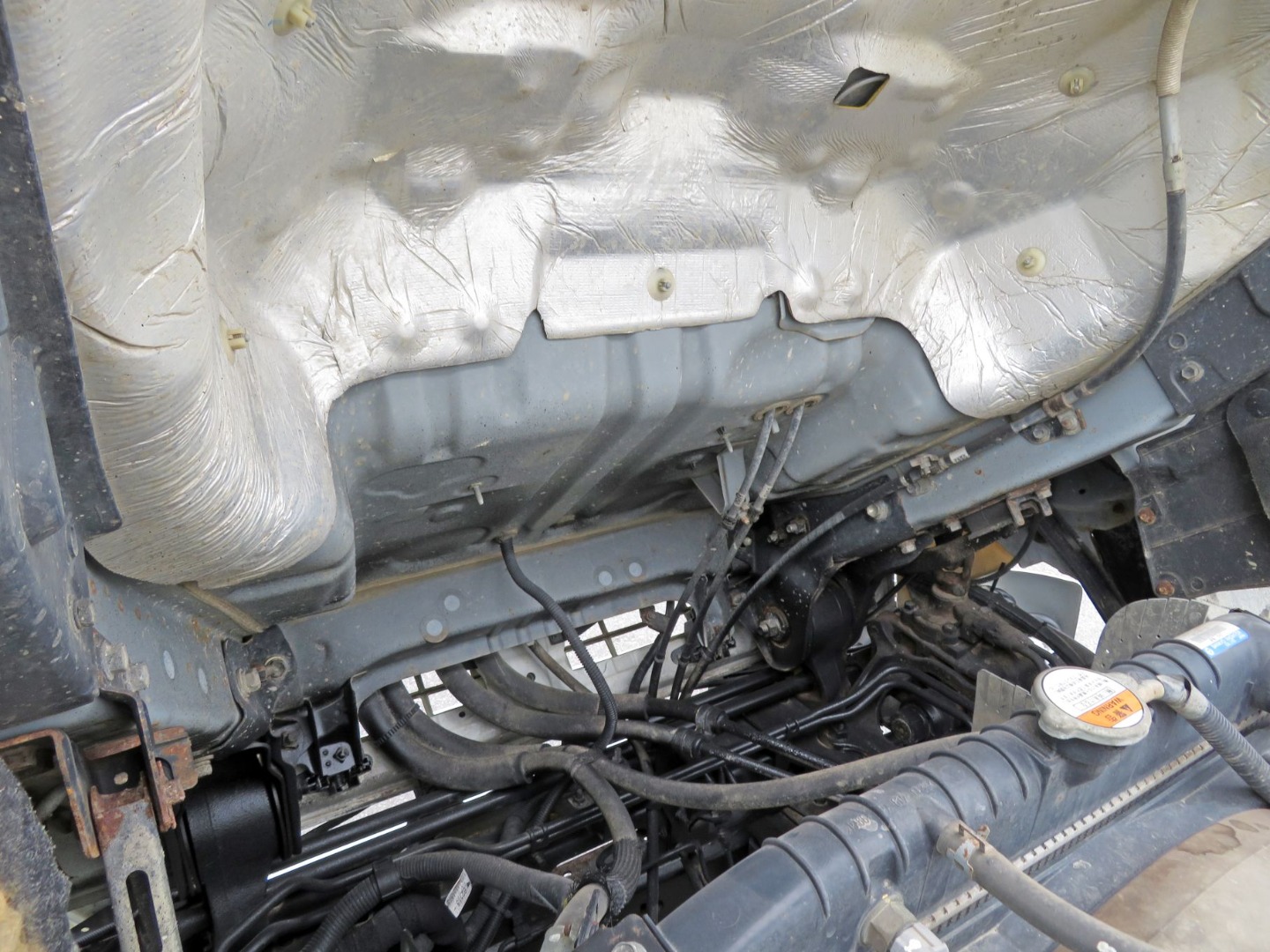 キャブ底面の状態です。|日野 レンジャー TKG-FC9JCAP(2WD)の写真37