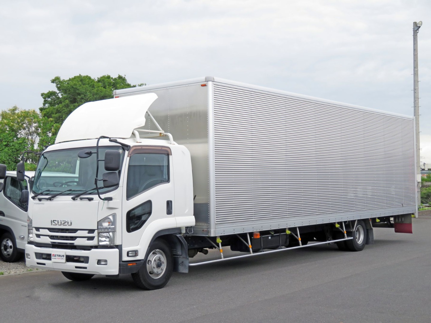 いすゞ フォワード TKG-FRR90T2(2WD)の写真1