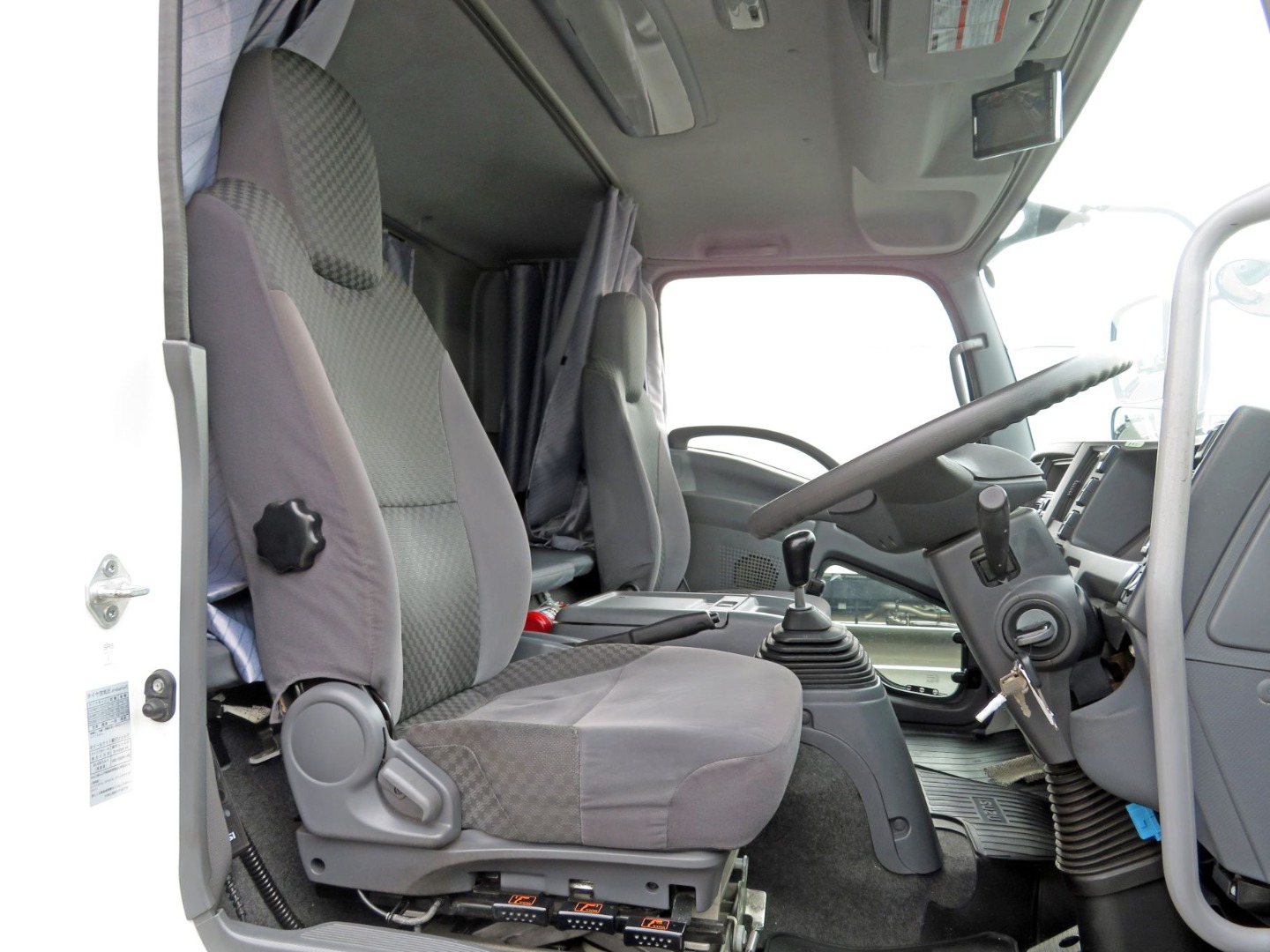 運転席座面にヘタリがあります。|いすゞ フォワード TKG-FRR90T2(2WD)の写真6
