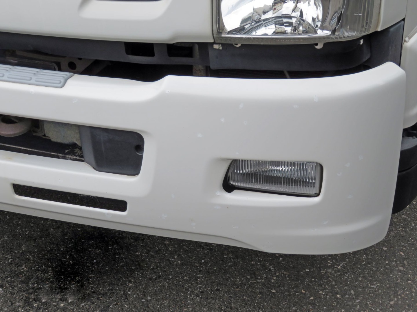 フロントバンパー各所にタッチペン補修されています。|いすゞ フォワード TKG-FRR90T2(2WD)の写真17