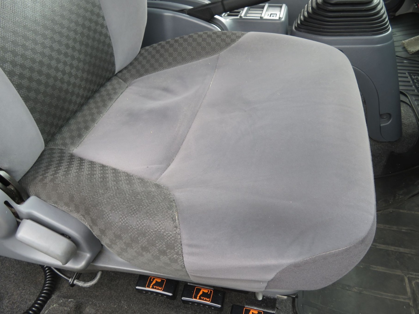 運転席座面の状態です。|いすゞ フォワード TKG-FRR90T2(2WD)の写真29