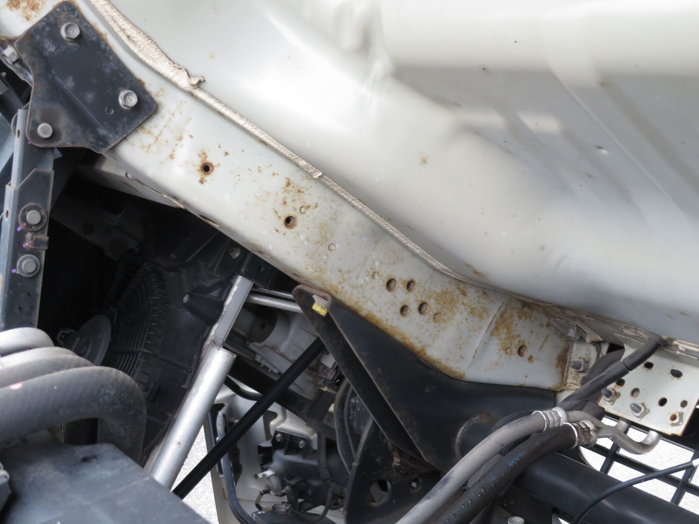 キャブ底面の状態です。|いすゞ フォワード TKG-FRR90T2(2WD)の写真31