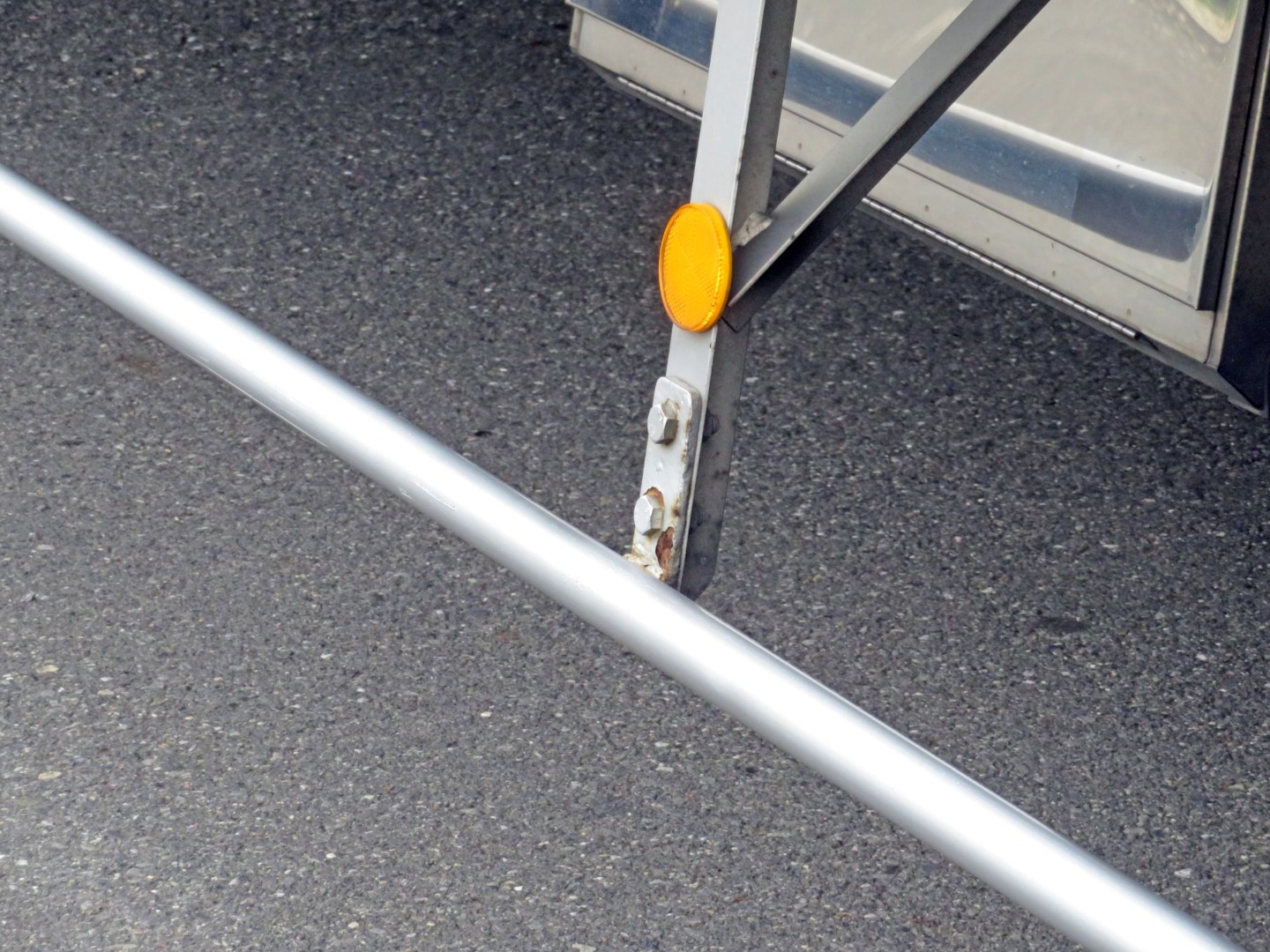 運転席側サイドバンパーとステーの接合部各所にサビがあります。(助手席側も同様です)|いすゞ フォワード TKG-FRR90T2(2WD)の写真34
