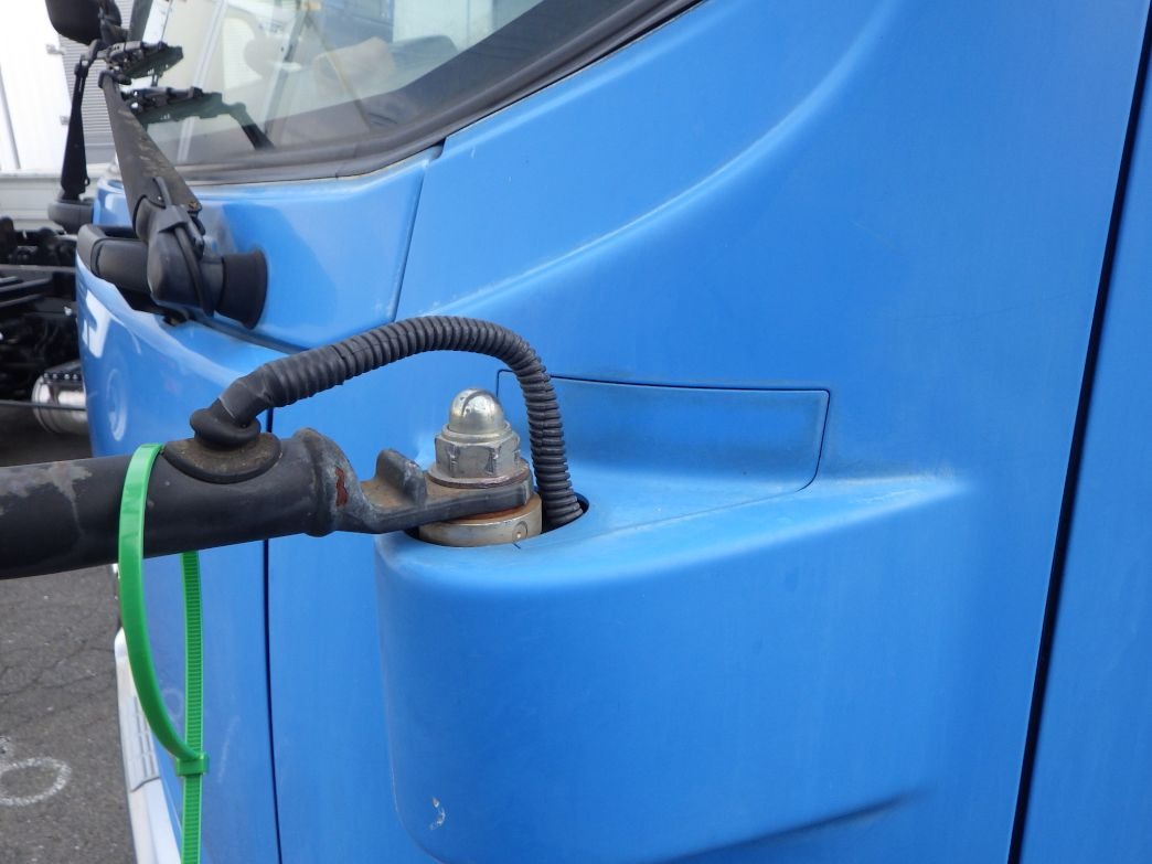 助手席側ミラーステーカバーが欠損しています。|いすゞ フォワード LPG-FTR90S2の写真22