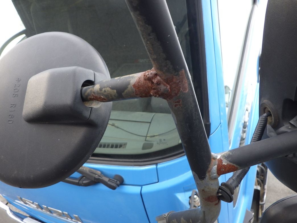 助手席側ミラーステーにサビがあります。|いすゞ フォワード LPG-FTR90S2の写真24