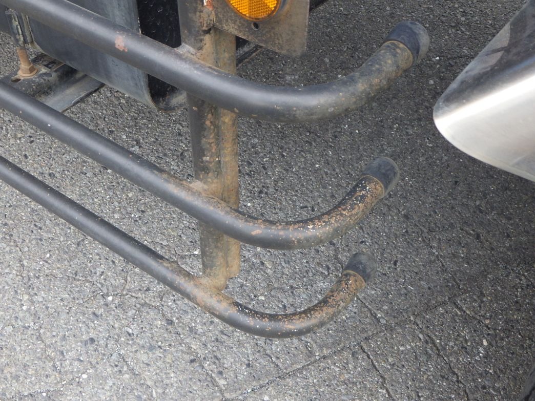 左右のサイドバンパーにサビがあります。|いすゞ フォワード LPG-FTR90S2の写真32