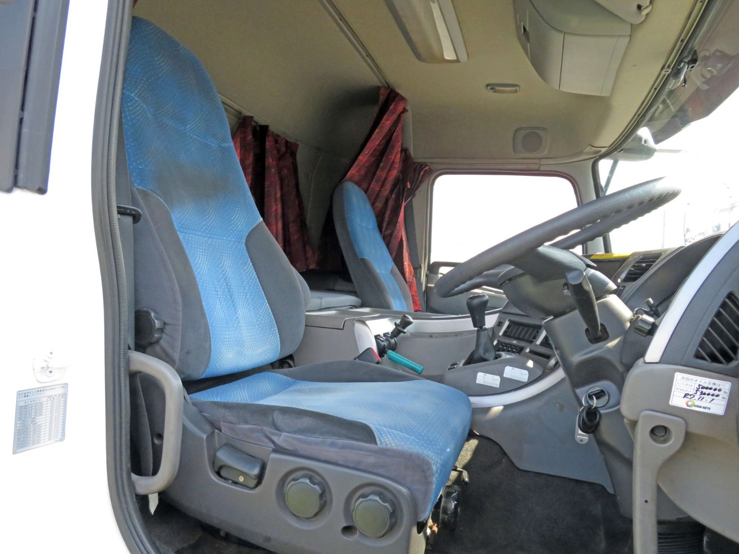 運転席座面にヘタリ・破れがあります。|UDトラックス クオン ADG-GW4XLGの写真8