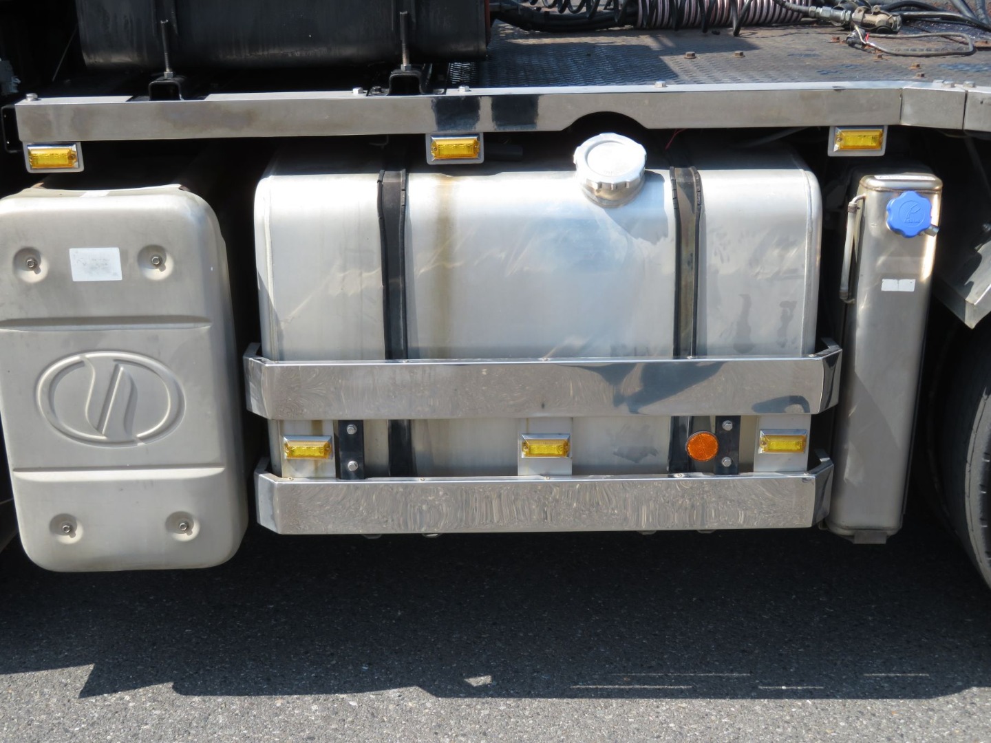 燃料タンクは400Lで踊り場に200Lタンクが取り付けられています。|UDトラックス クオン ADG-GW4XLGの写真21