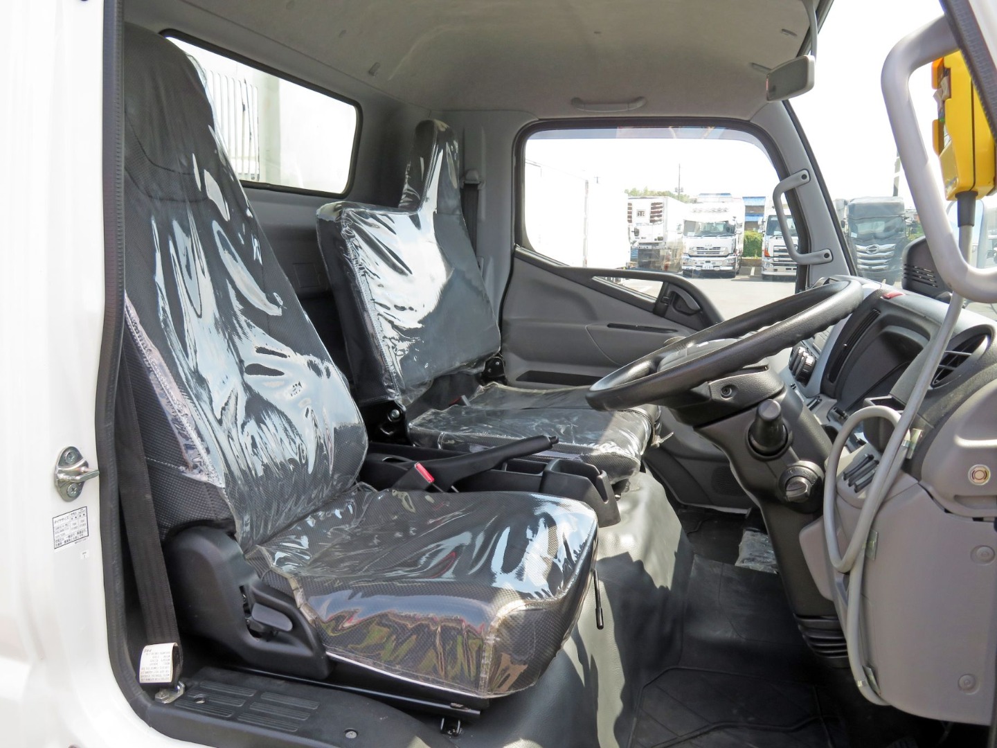 乗車定員は3名です。|三菱 キャンター 2PG-FEBM0(2WD)の写真8