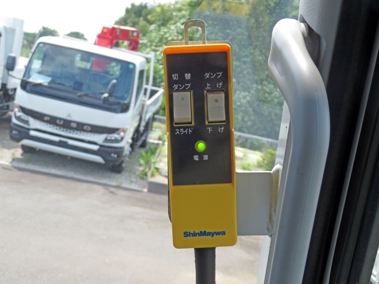 ダンプの操作及びダンプ⇔スライド切り替えスイッチです。|三菱 キャンター 2PG-FEBM0(2WD)の写真22