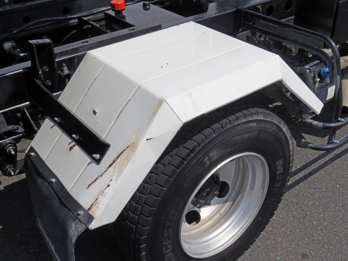 運転席側リアフェンダーにキズ・サビ・ヘコミがあります。|三菱 キャンター 2PG-FEBM0(2WD)の写真39
