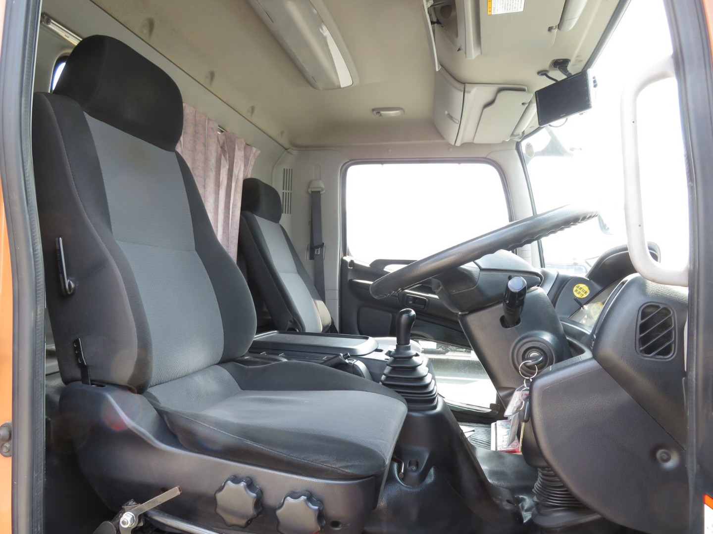 運転席座面にヘタリ・破れがあります。|日野 レンジャー LKG-FJ7JDAAの写真6