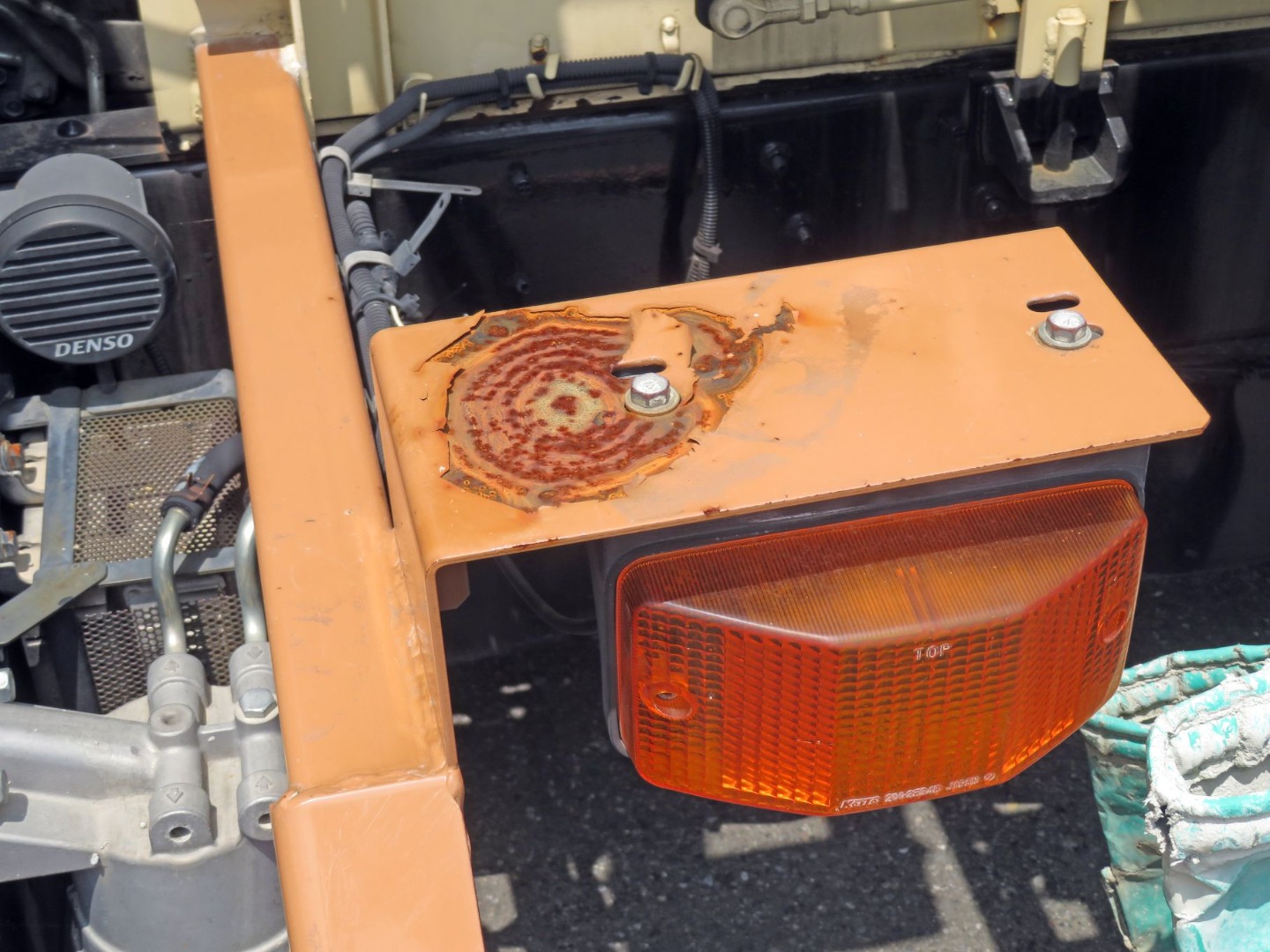 助手席側サイドウィンカーのステーにサビがあります。|日野 レンジャー LKG-FJ7JDAAの写真32
