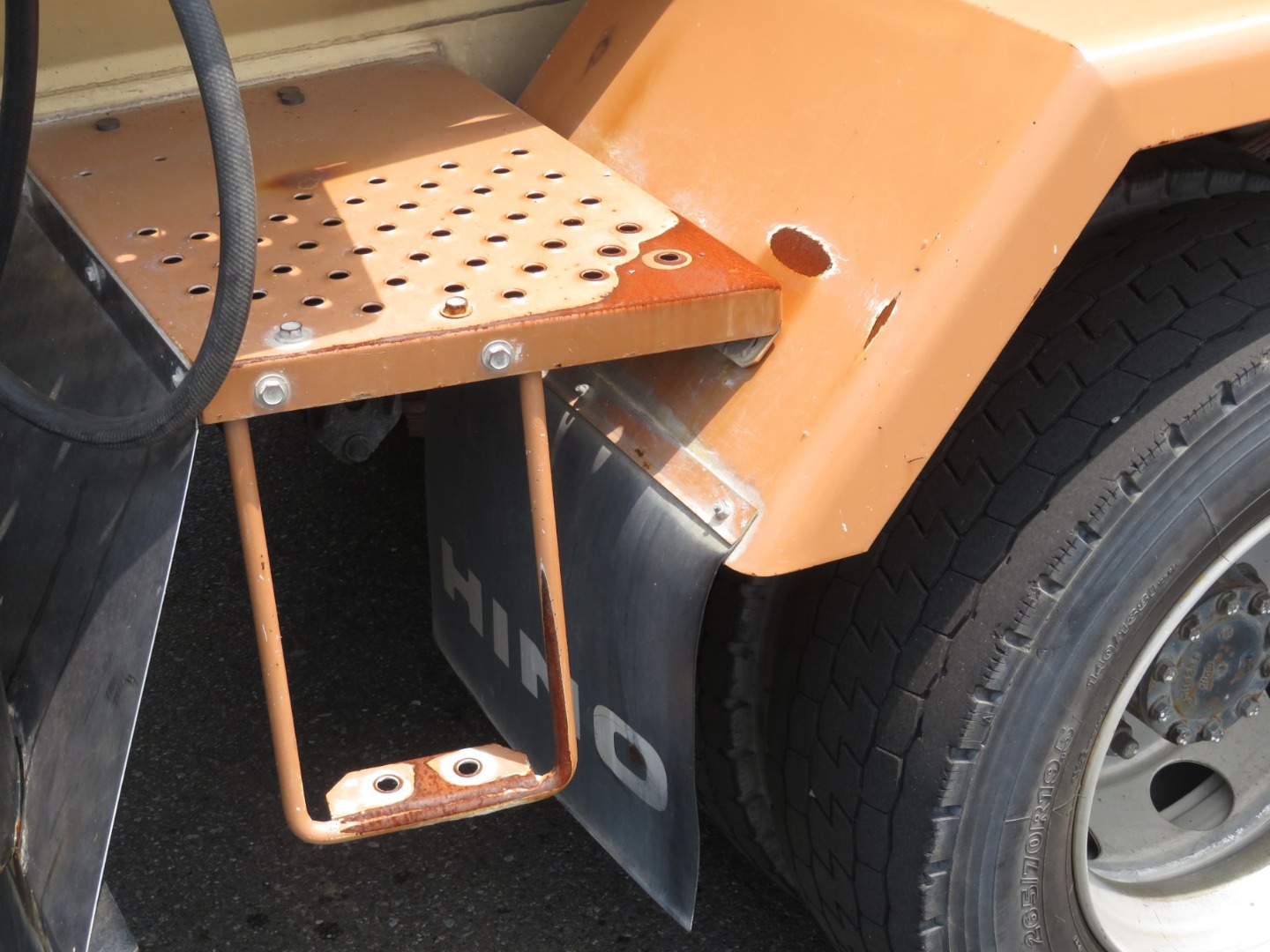 運転席側ステップにサビがあります。|日野 レンジャー LKG-FJ7JDAAの写真40