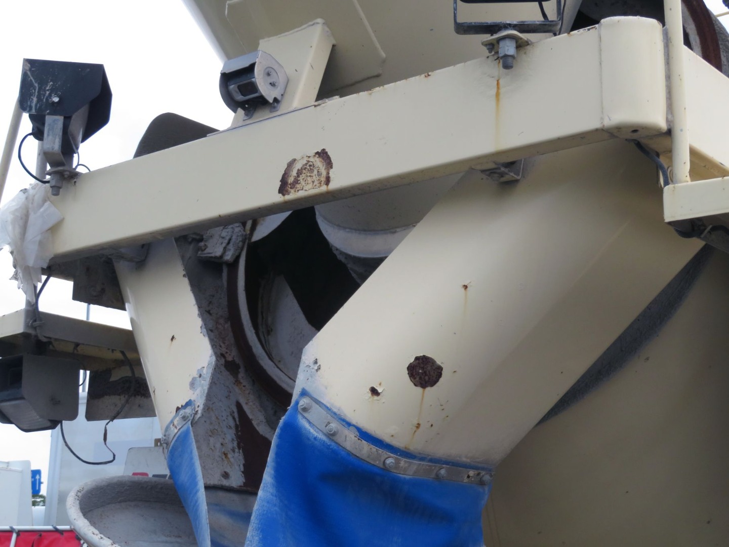 ホッパー周辺にサビがあります。|日野 レンジャー LKG-FJ7JDAAの写真41